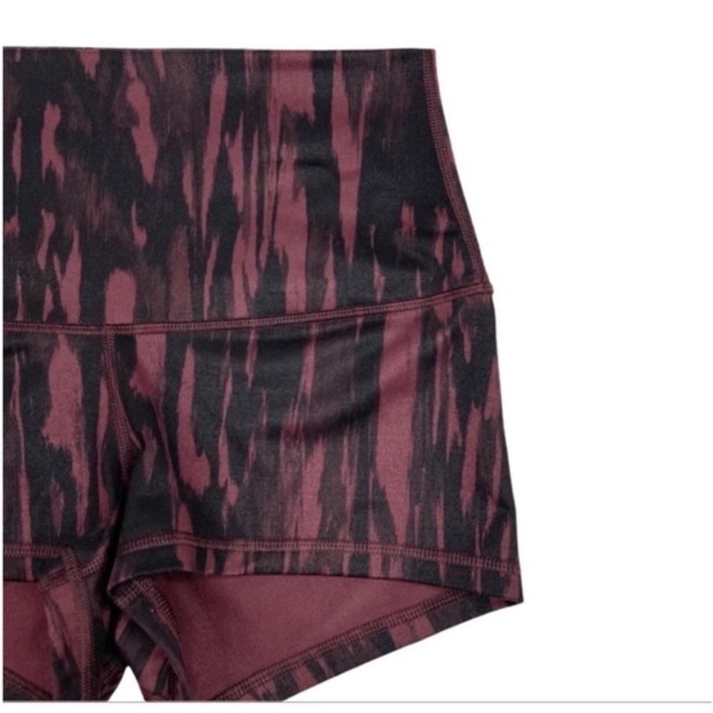 Lululemon Boogie Short Roll Down Painted Animal Bordeaux Drama Black Size 4 - Picture 4 of 9